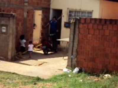 Pai agrediu a menina de nove anos na frente da filha mais nova -