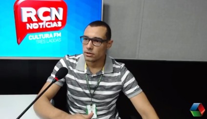 Professor Rogério Antoniassi durante entrevista - Reprodução