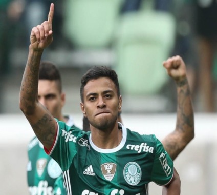 Palmeiras vence e assume liderança do Brasileirão