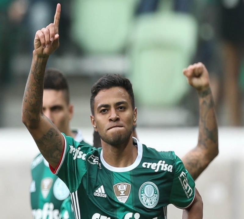 Palmeiras vence e assume liderança do Brasileirão