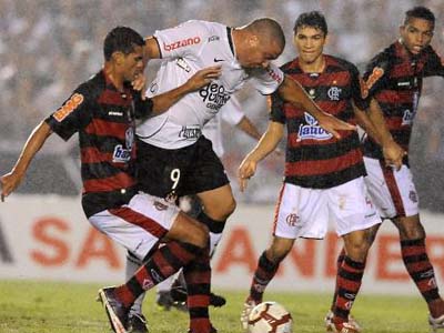 Debaixo de muita chuva, o Fla venceu o Timão no dia 28 de abril por 1 a 0 - Debaixo de muita chuva, o Fla venceu o Timão no dia 28 de abril por 1 a 0 -