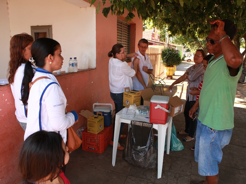 Agentes de saúde percorreram a Feira Livre durante o dia D da campanha - Elias Dias/JP