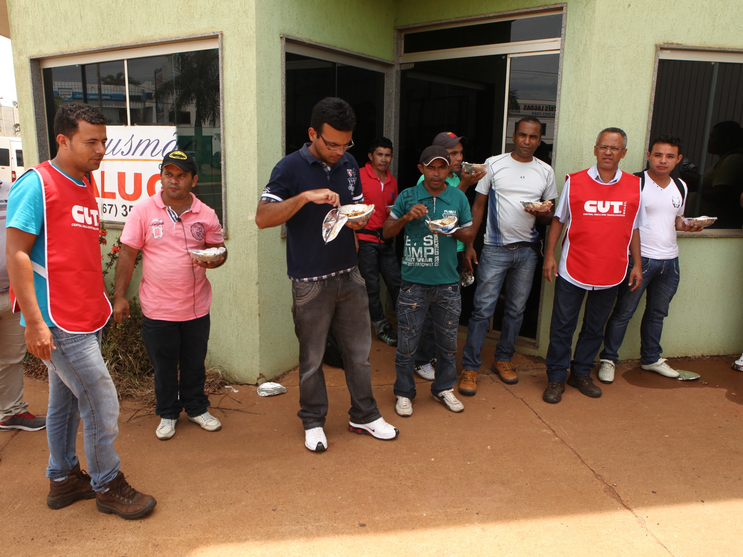 Sindicato fornece comida aos trabalhadores acampados em frente ao escritório do Consórcio   - Elias Dias 