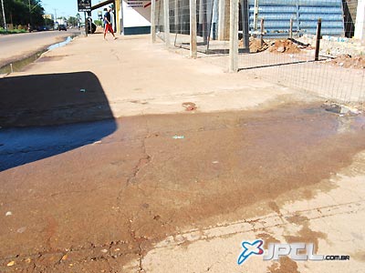 Água jorra desde segunda na avenida Clodoaldo Garcia -