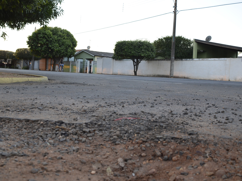 Operação tapa-buracos não consegue atender a atual demanda da cidade - Elias Dias/JP