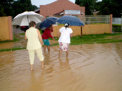 Em tempo de chuva, fiéis passam dificuldades para chegar à Capela São Pedro -