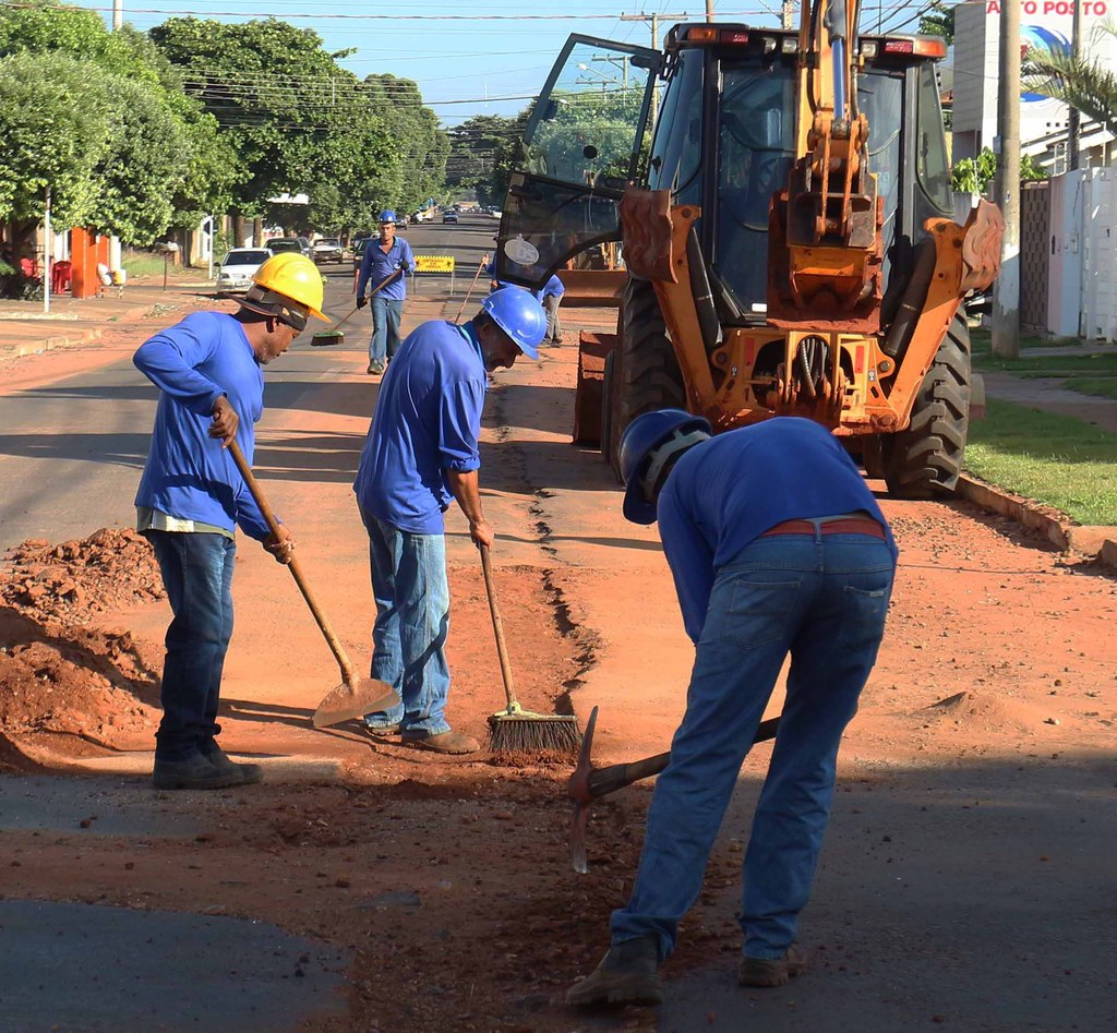 Trabalhadores tercerizados da Sanesul fecham valetas abertas para implantação de rede de esgoto. - Hugo Leal/JPNEWS