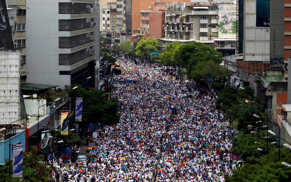 Manifestantes em oposição ao governo participam de protesto em Caracas, na Venezuela, na quinta (20) - Christian Veron/Reuters