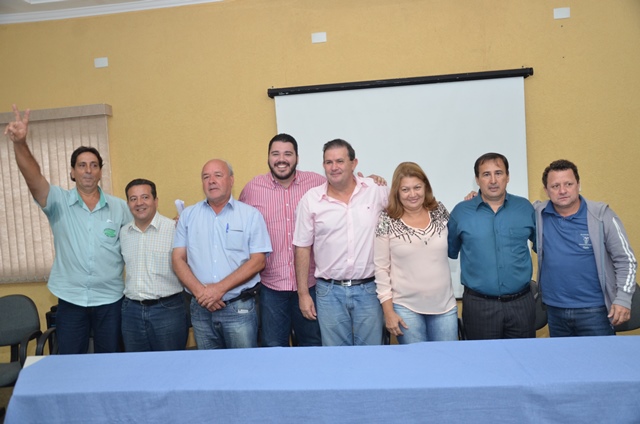 Políticos se abraçam, em sinal de união, após reunião e coletiva realizadas na tarde desta sexta-feira  - Cláudio Pereira/JP