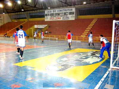 Atletas do Três Lagoas Futsal treinam no Ginásio de Esportes Cacilda Acre Rocha -