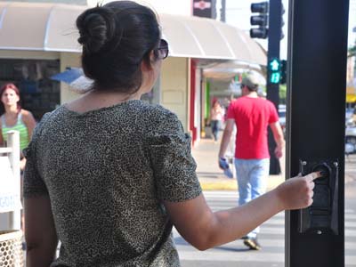 Basta apertar um botão e os carros param para que os pedestres atravessem a rua -