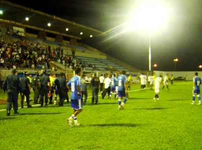 Uma confusão marcou o final da partida e três atletas foram expulsos -