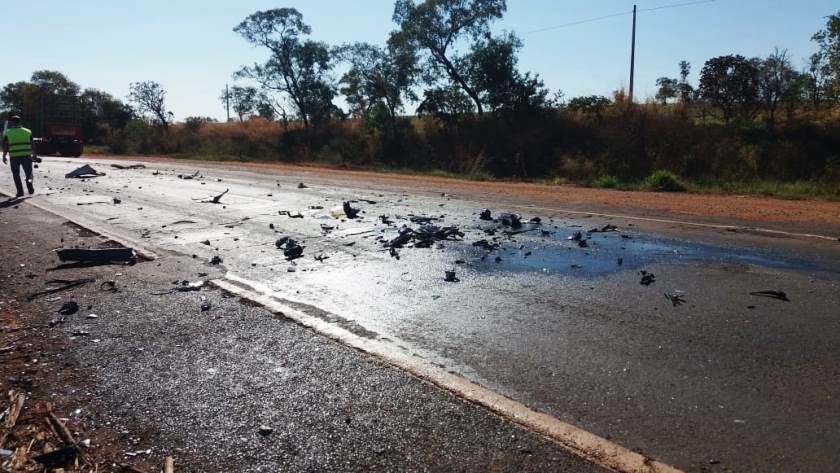 Batida entre carro de ônibus de passageiros deixou saldo de duas mortes e quatro pessoas feridas - Estevão Congro/JPNews Batida entre carro de ônibus de passageiros deixou saldo de duas mortes e quatro pessoas feridas - Estevão Congro/JPNews