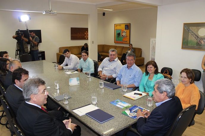 Colnaghi, à esquerda, durante reunião com o ex-governador de MS, André Puccinelli, em 2013, em Campo Grande - Arquivo/JPNews