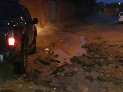 Situação da rua dificulta passagem de veículos - Arquivo Pessoal/Whatsapp