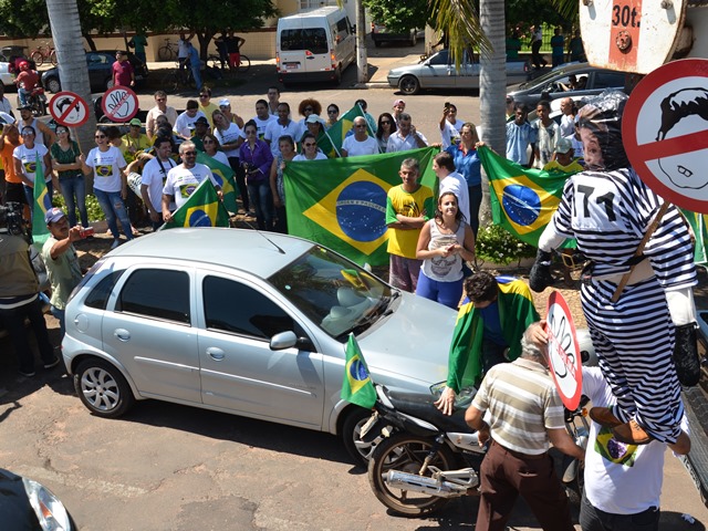 Um boneco da presidente Dilma, vestido de presidiária, foi amarrado e erguido por um guindaste  - Cláudio Pereira/JPNews