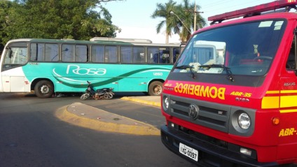 Bombeiros trabalham no resgate do corpo do aposentado, após acidente na quarta-feira de manhã