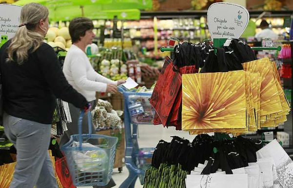 Devem faltar sacolas plásticas retornáveis nos supermercados por causa da alta procura, segundo associação -