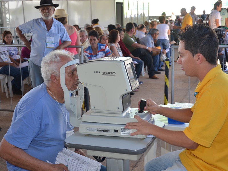 Reinaldo Azambuja visitou a estrutura da Caravana da Saúde no Arenamix - Claudio Pereira