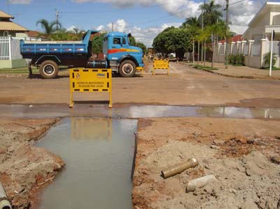 Valeta aberta pela Sanesul há quase um mês na avenida Clodoaldo Garcia -