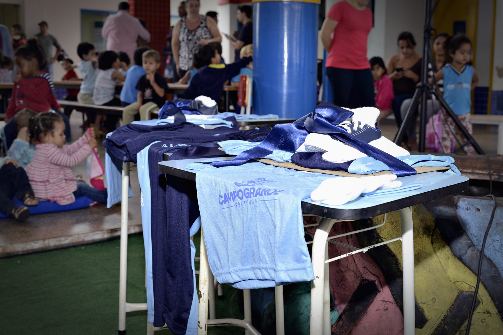 Kits com uniformes já estão sendo entregues nas unidades de ensino de Campo Grande - Divulgação/PMCG