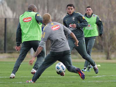 Sob frio intenso, os jogadores começaram os trabalhos com um aquecimento comandado pelos preparadores físicos Carlinhos Neves - Sob frio intenso, os jogadores começaram os trabalhos com um aquecimento comandado pelos preparadores físicos Carlinhos Neves -