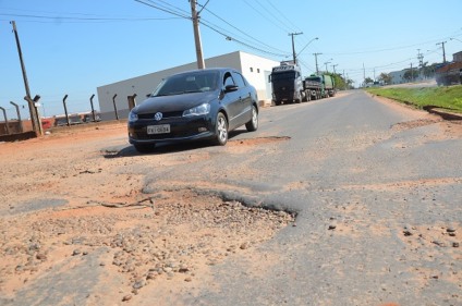 Tráfego de caminhões e carretas com cargas para indústrias da zona Leste deteriora o asfalto, aponta o secretário municipal de Obras - Claudio Pereira 