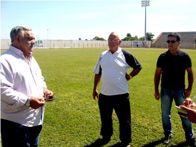 Cezário (esq.) acompanha diretoria do Misto na vistoria ao estádio ?Madrugadão? -
