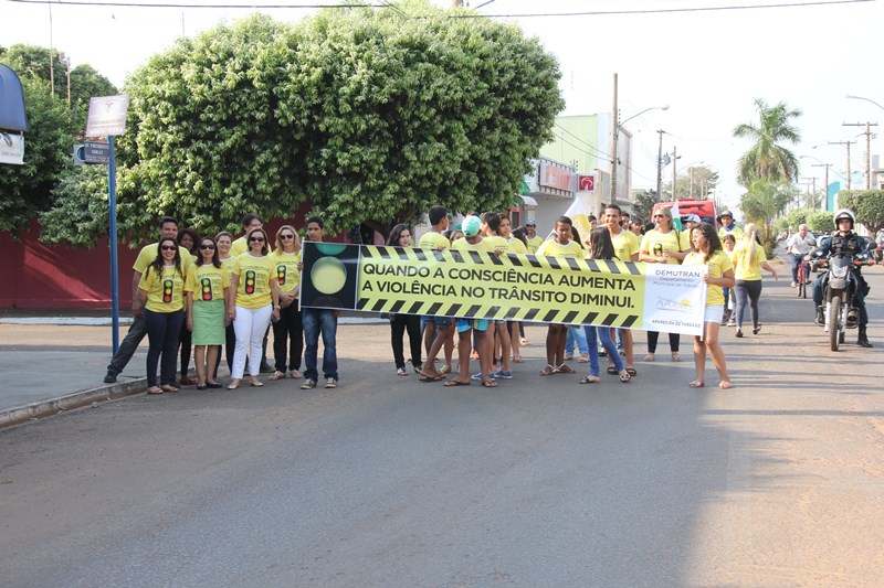 Alunos da rede estadual são envolvidos em campanha de Trânsito