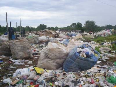 No local, foram encontradas sucatas de ferro, plástico e vários materiais que eram separados com destino a recicladoras -