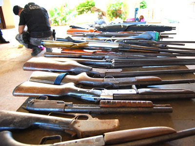 Apesar da campanhas do desarmamento, continua grande o número de armas apreendidas pelos policiais na mão de bandidos -
