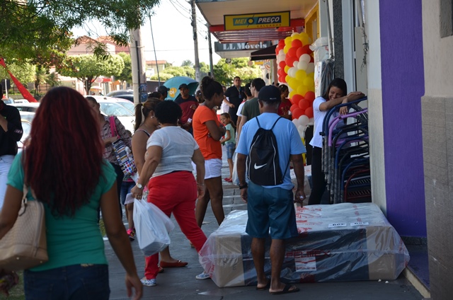 Ruas do centro ficaram lotadas de consumidores, ontem de manhã - Cláudio Pereira/JP