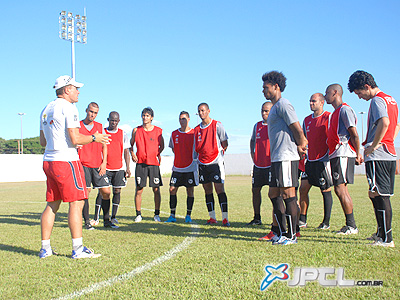 O técnico Sinval (esq.) conversa com os atletas antes do treino -