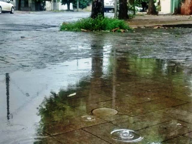 Domingo começou com chuva em Três Lagoas  - Ana Cristina Santos/JP