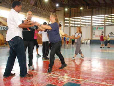 A dança é bastante trabalhada pelos profissionais do esporte, visto que desenvolve no aluno a expressão corporal -