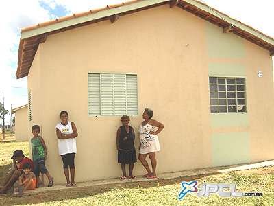 Esperançosa, família visita casa popular antes da entrega -