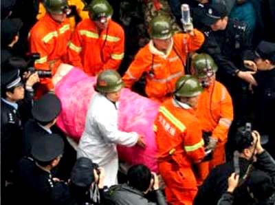 Operário é resgatado na China -