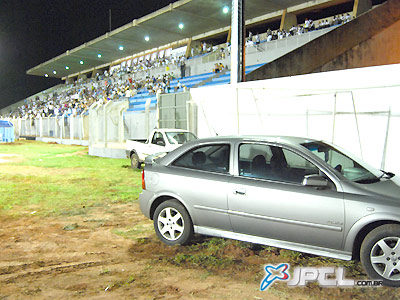 Dois motoristas espertinhos preferiram usar (irregularmente) o espaço no campo para acomodar seus carros -