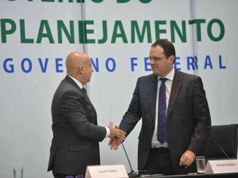 Os ministros Valdir Simão e Nelson Barbosa na cerimônia de transmissão de cargo do Ministério do Planejamento - Antônio Cruz/Agência Brasil Os ministros Valdir Simão e Nelson Barbosa na cerimônia de transmissão de cargo do Ministério do Planejamento - Antônio Cruz/Agência Brasil