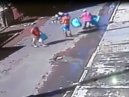 Três pessoas coletam irregularmente sacos de material reciclável em Três Lagoas - Internauta/WhatsApp