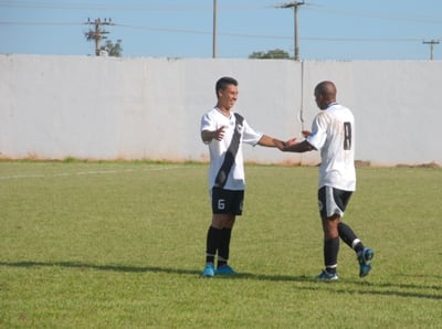 Feijão (costas) recebe os cumprimentos pelo gol -
