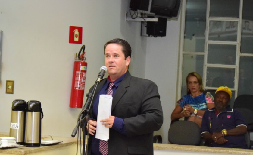 Vereador Carlos Renato Garcia Rios (Corujinha – PR) criticou a falta de manutenção do asfalto na Vila Raimundo - Arquivo/JPNEWS