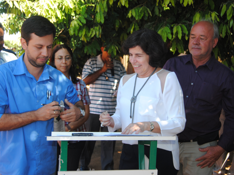 Márcia inaugurou e autorizou a implantação de novas luminárias na cidade  - Elias Dias 