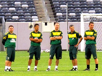 Mano Menezes (centro) observa aquecimento dos jogadores em Nova Jersey - Mano Menezes (centro) observa aquecimento dos jogadores em Nova Jersey -