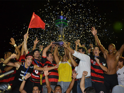 Torcida entrou no gramado do Ninho da Águia para comemorar o bicampeonato junto com a equipe -