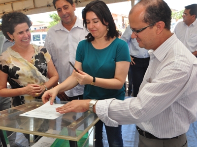 Marcia Moura, Simone Tebet e José Carlos Barbosa durante assinatura de ordem de serviço -