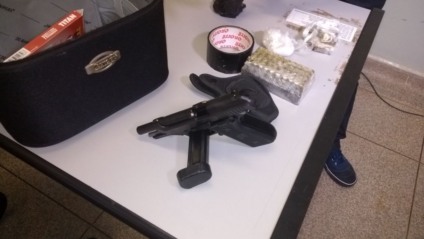 A arma, munições e drogas apreendidas na casa pela polícia - André Barbosa/JPNews