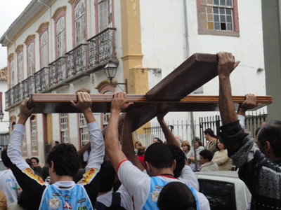 Cruz, pertencente ao Vaticano, tem percorrido várias cidades -