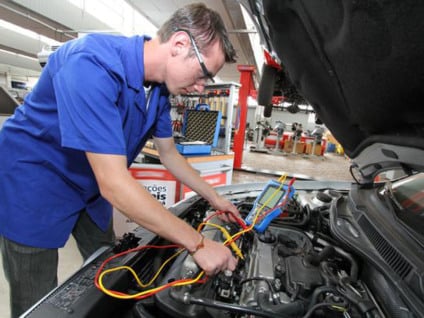 Além de vaga para eletricista de veículos há também oportunidade para chapeiro, empacotador, mecânico de motor diesel, departamento pessoal e outros - Ilustração