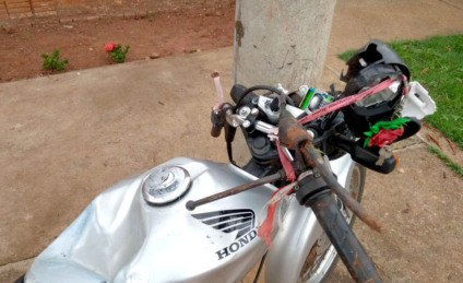 Moto pilotada por Elivelton ficou parcialmente destruída: vítima morreu no local - André Barbosa/JPNEWS